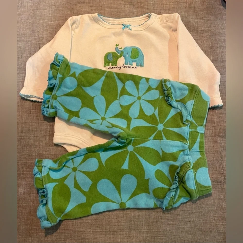 Adorable “Mommy Loves Me” 2-piece set.